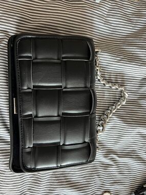 Steve Madden Black Woven Crossbody Bag NWOT Silver Chain Crossbody Purs